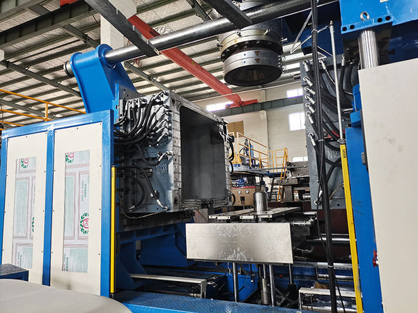 Storage-type blow molding machine