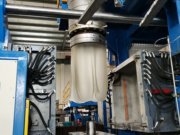 Storage-type blow molding machine