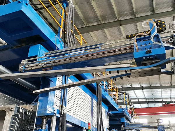 Storage-type blow molding machine